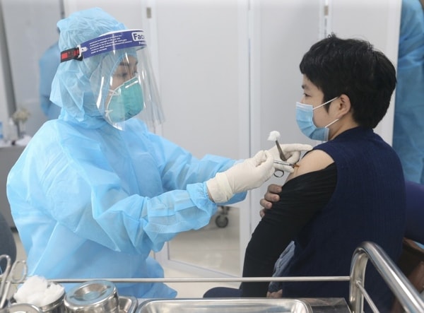 Ngày 17/4, cả nước có thêm 1.423 người được tiêm chủng vaccine phòng COVID-19