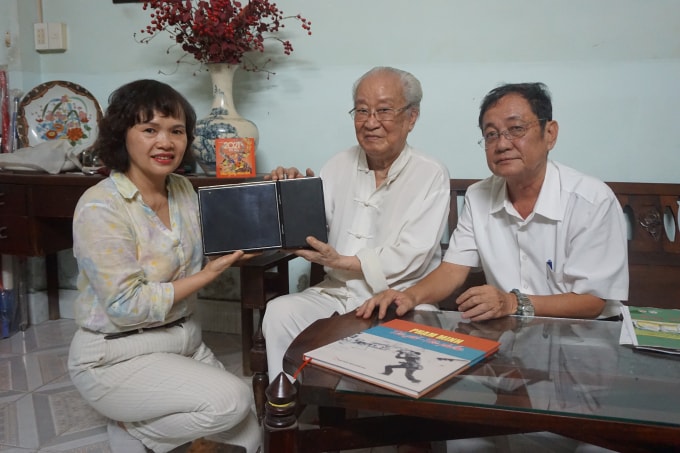 Nhà báo lão thành Phạm Minh tặng hiện vật cho Bảo tàng Báo chí Việt Nam