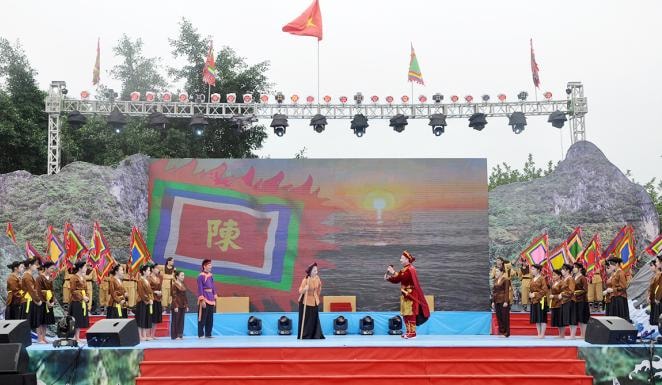 Một tiết mục nghệ thuật sử thi, tái hiện không khí hào hùng của chiến trận Bạch Đằng năm xưa của dân tộc ta, trình diễn trong Lễ hội Bạch Đằng 2021. Ảnh: Phan Hằng.
