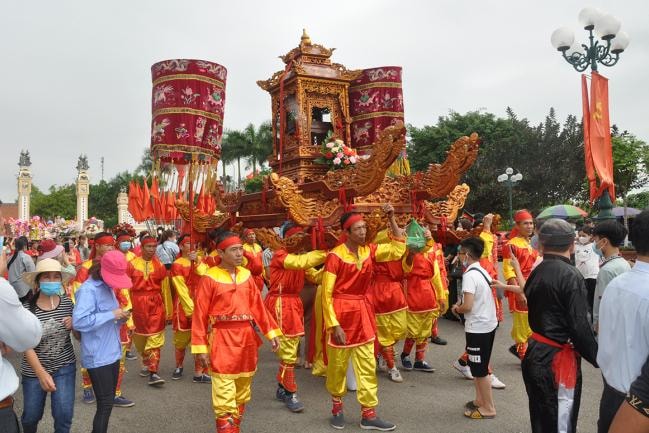 Nghi lễ rước tượng Đức Thánh Trần Hưng Đạo, một trong những nét đặc sắc của Lễ hội truyền thống Bạch Đằng. Ảnh: Phan Hằng.