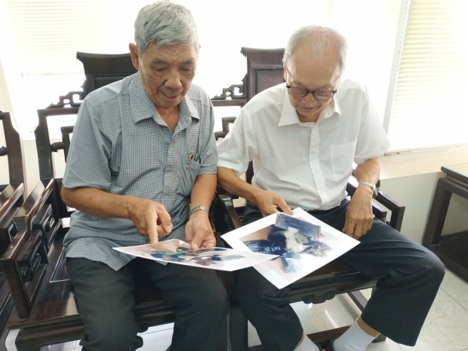 Nhà báo Nguyễn Xuân Quang (phải) và Nhà báo Nguyễn Quốc Nhân chia sẻ về kỷ niệm làm báo trong chiến khu