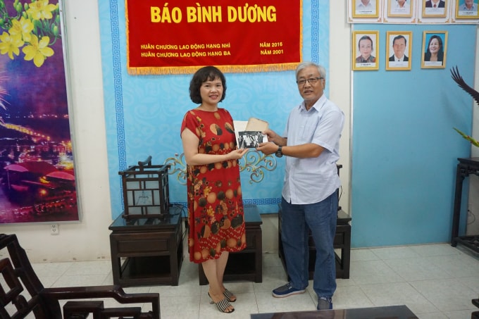 Nhà báo Nguyễn Đức Trường trao tặng kỷ vật cho Bảo tàng Báo chí Việt Nam