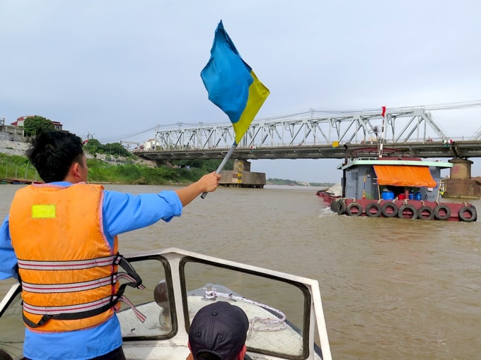Hạn chế phương tiện thủy lưu thông để đảm bảo an toàn cũng như phục vụ việc phá dỡ, thanh thải trụ cầu Đuống cũ. Ảnh minh họa