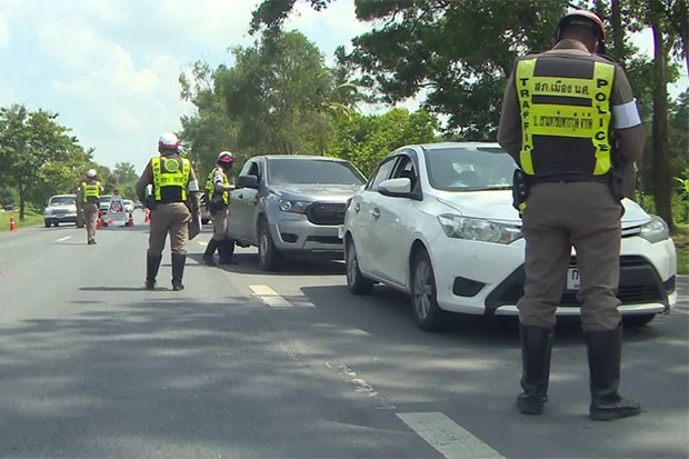 Cảnh sát kiểm soát các phương tiện đi vào tỉnh Nakhon Si Thammarat. Ảnh: Bangkok Post