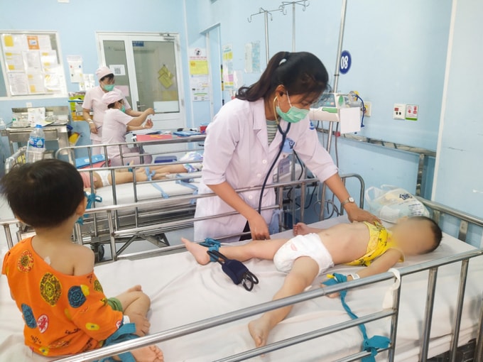 Một bệnh nhi mắc tay chân miệng nặng đang được thăm khám ở Khoa Nhiễm - thần kinh, Bệnh viện Nhi Đồng 1. Ảnh: TT