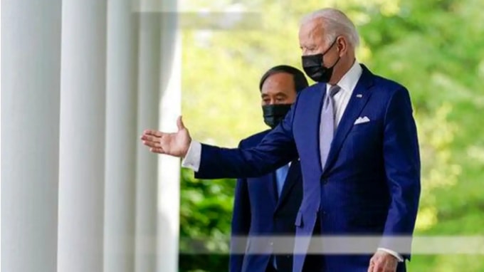 Biden muốn giữ vững lập trường nhưng Suga tìm cách tránh khiêu khích Bắc Kinh. © AP