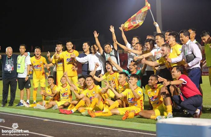 Lãnh đạo CLB bóng đá Đông Á Thanh Hóa đang có mức thưởng...kỷ lục ở mùa giải 2021: từ 1 - 1,2 tỷ đồng/ trận thắng