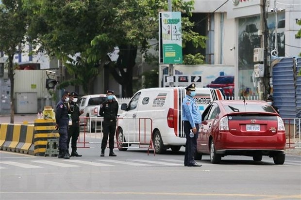 Nhiều người dân Phnom Penh vẫn tìm cách di chuyển trái quy định, bất chấp lệnh phong tỏa. Ảnh: Khmer Times.