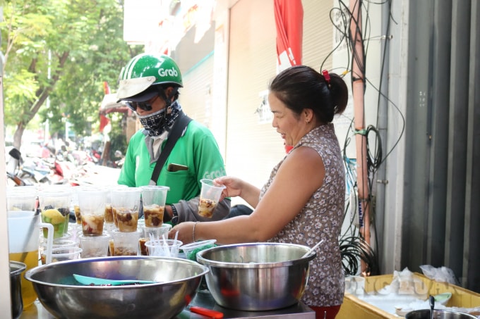 Chị Hoa luôn tươi cười, niềm nở với khách hàng