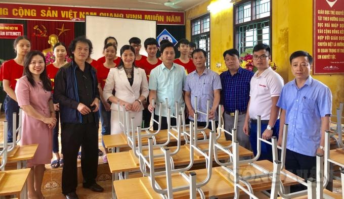 Đại diện Nhóm phóng viên các báo Trung ương thường trú tại tỉnh Phú Thọ trao 50 bộ bàn ghế cho Trung tâm.