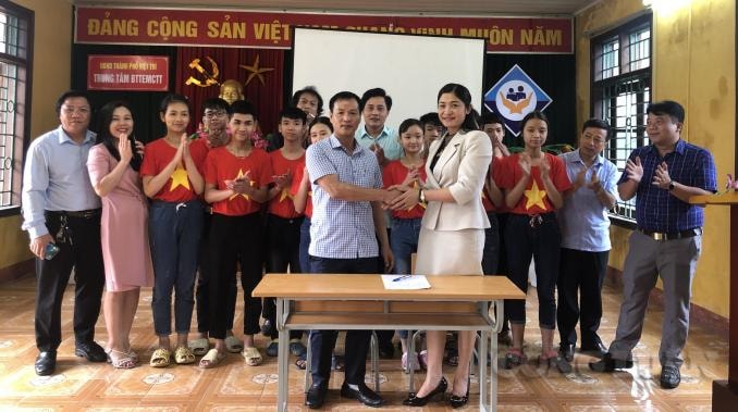 Nhà báo Nguyễn Ngọc Long, Trưởng đại diện báo Nhân Dân tại tỉnh Phú Thọ thay mặt nhóm bàn giao 50 bộ bàn ghế cho Trung tâm.