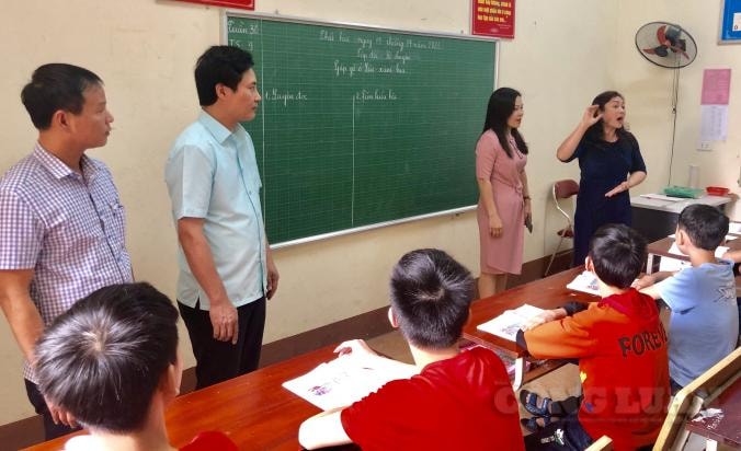 Nhóm phóng viên các báo Trung ương thường trú tại tỉnh Phú Thọ cùng lãnh đạo TP. Việt Trì thăm và động viên các thầy cô giáo cùng các em học sinh tại Trung tâm.
