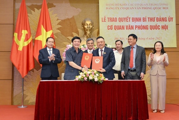 Ông Trần Sỹ Thanh, Ủy viên Trung ương Đảng, Tổng Kiểm toán Nhà nước, nguyên Bí thư Đảng ủy Cơ quan Văn phòng Quốc hội nhiệm kỳ 2020-2025 ký biên bản bàn giao công tác Đảng của Đảng ủy Cơ quan Văn phòng Quốc hội cho ông Bùi Văn Cường.