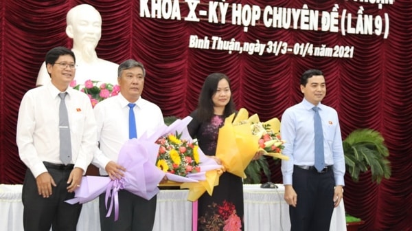 Phó Chủ tịch UBND tỉnh Bình Thuận Nguyễn Văn Phong (người thứ 2 từ trái sang)