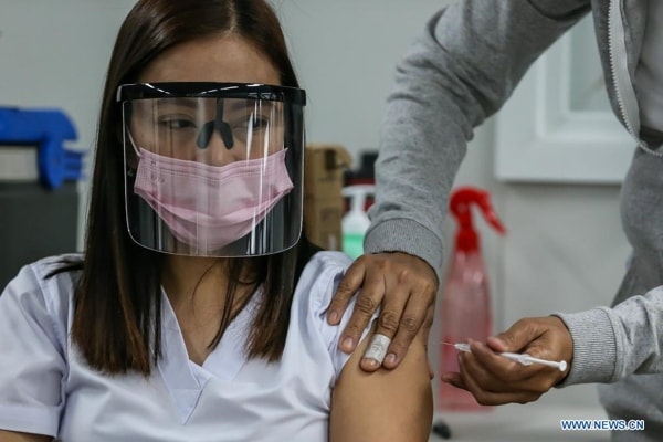 Tiêm vaccine phòng dịch COVID-19 cho người dân tại thành phố Taguig, Philippines. Ảnh: news.cn