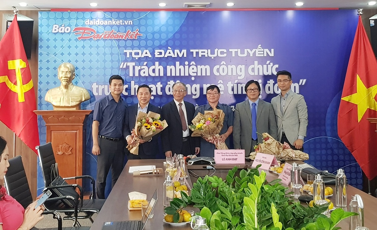 Nhà báo Lê Anh Đạt tặng hoa cảm ơn các vị khách mời tham dự Tọa đàm. Ảnh: Lê Tâm