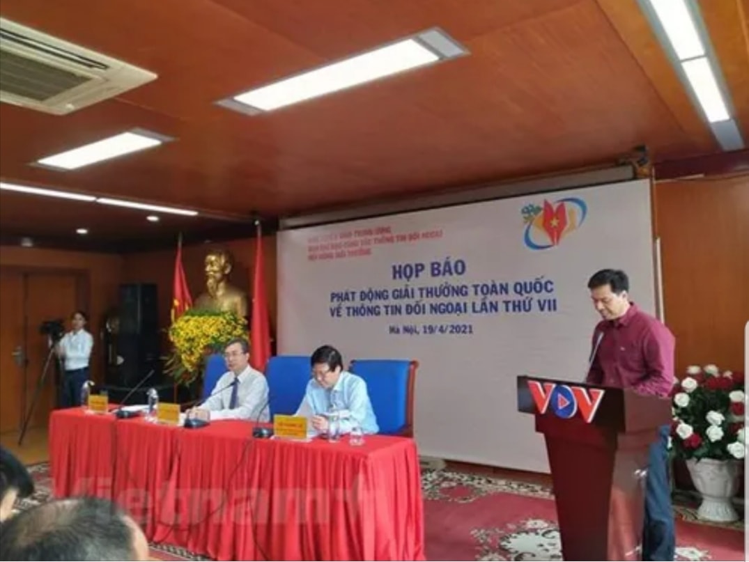 Ông Ngô Minh Hiển, Phó Tổng giám đốc Đài Tiếng nói Việt Nam, giới thiệu về Giải thưởng toàn quốc về thông tin đối ngoại lần thứ VII. (Ảnh: Minh Thu/Vietnam+)