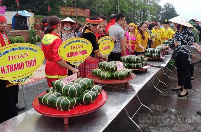 Thành quả bánh chưng vừa gói xong của các đội tham gia dự thi rất đẹp mắt.