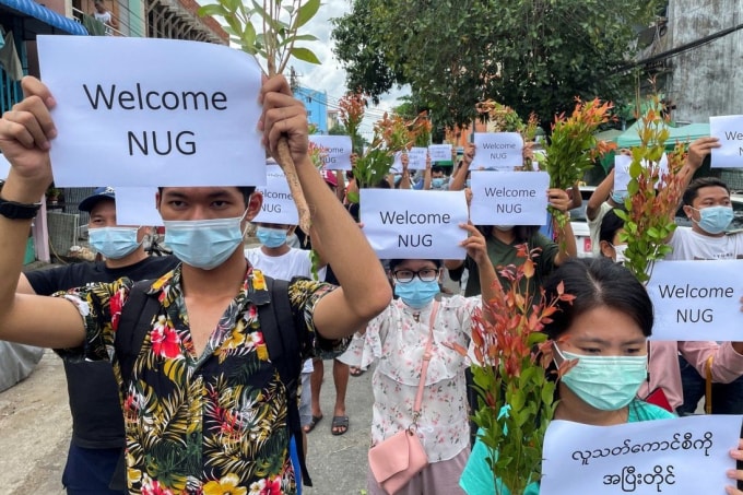 Những người biểu tình thể hiện sự ủng hộ đối với NUG tại Yangon, Myanmar. Ảnh: SCMP
