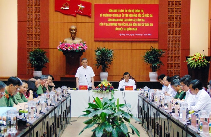 Đại tướng Tô Lâm, Ủy viên Bộ Chính trị, Bộ trưởng Bộ Công an, Ủy viên Hội đồng Bầu cử quốc gia phát biểu tại buổi làm việc.
