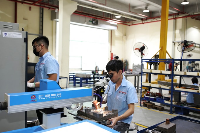 Công nhân làm việc tại nhà máy Hanel Plastics.