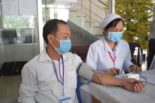 Hiện nay công tác tiêm chủng vắc xin ngừa COVID-19 đang được triển khai tại nhiều địa phương trong toàn quốc (ảnh TL).
