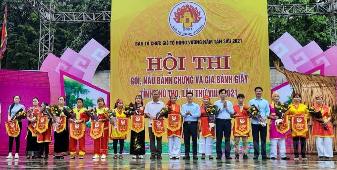 Ban tổ chức Hội thi tặng cờ lưu niệm cho các đơn vị tham gia.