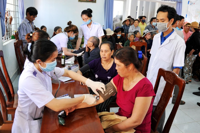 Các y bác sĩ khám bệnh cho người dân xã An Lĩnh. Ảnh: Anh Ngọc