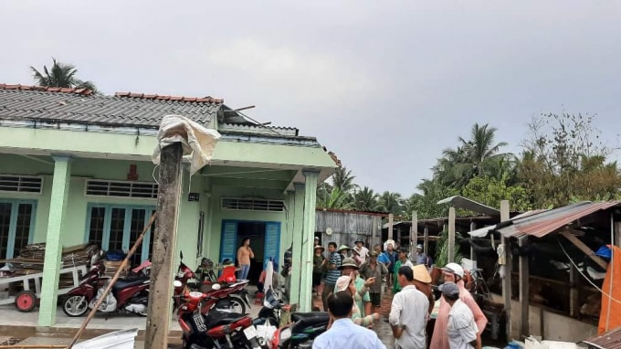 Một nhà dân bị lốc mái.
