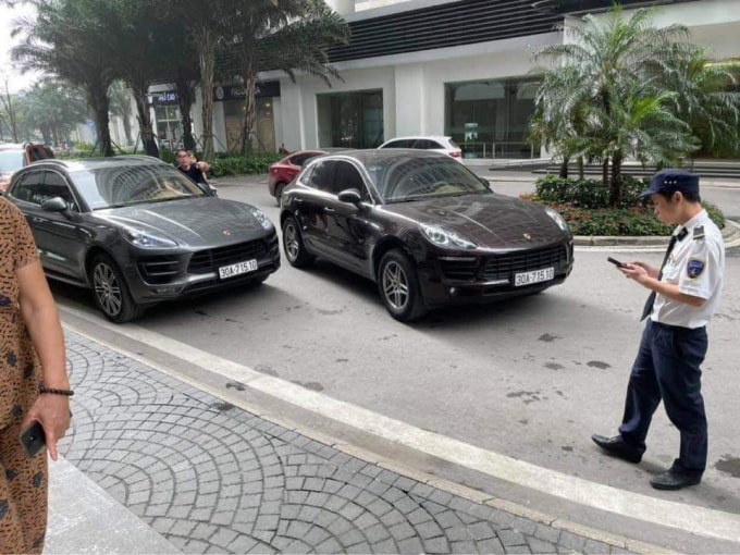Hai chiếc xe ô tô hiệu Porsche có cùng BSK 30A-715.10 dừng trước sảnh khu đô thị Times City.