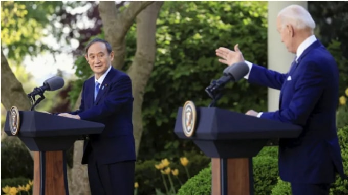 Thủ tướng Nhật Bản Yoshihide Suga (trái) và Tổng thống Mỹ Joe Biden tổ chức một cuộc họp báo chung tại Nhà Trắng vào ngày 16 tháng 4. © Reuters
