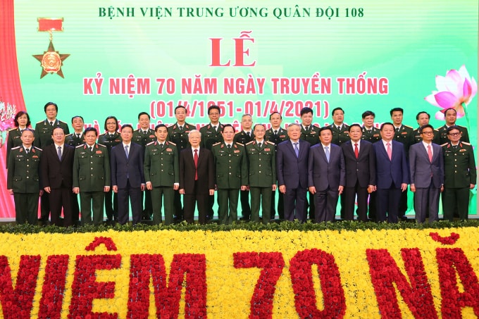Tổng Bí thư Nguyễn Phú Trọng và các đồng chí lãnh đạo Đảng, Nhà nước và tập thể cán bộ Bệnh viện Trung ương Quân đội 108.