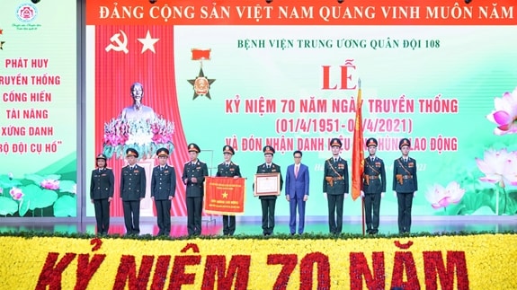 Thay mặt lãnh đạo Đảng và Nhà nước, Phó Thủ tướng Vũ Đức Đam trao danh hiệu Anh hùng Lao động cho Bệnh viện Trung ương Quân đội 108.