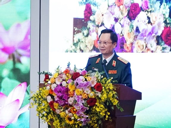 Trung tướng GS, TS, TTND Mai Hồng Bàng, Giám đốc Bệnh viện Trung ương Quân đội 108, đọc diễn văn tại buổi lễ.