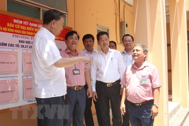 Đại tướng Tô Lâm đi kiểm tra về công tác chuẩn bị bầu cử tại các địa phương trong thành phố Đà Nẵng. Ảnh: TTXVN