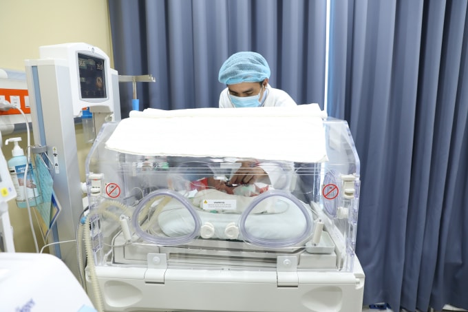 Để đảm bảo sự an toàn, trẻ sinh non sau khi rời bụng mẹ cần được áp dụng chế độ chăm sóc đặc biệt.
