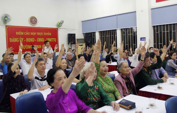 Cử tri tổ dân phố số 34, phường Định Công biểu quyết, giới thiệu đại biểu Quốc hội khóa XV, nhiệm kỳ 2021-2026. Ảnh: Trọng Toàn
