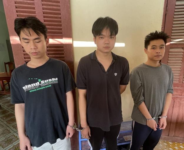 3 đối tượng (từ trái qua phải): Phi, Thành, Tiến