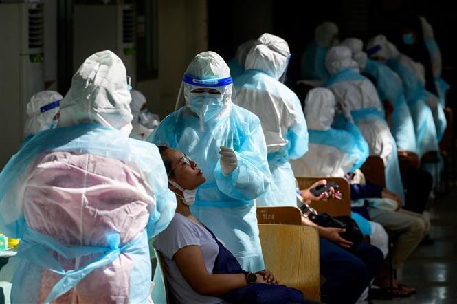 Nhân viên y tế lấy mẫu xét nghiệm COVID-19 tại Bangkok, Thái Lan, ngày 17/4/2021. Ảnh: AFP