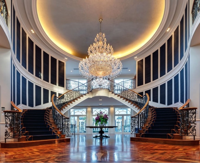 Cầu thang đôi và một chiếc đèn chùm sang trọng chào đón khách ở lối vào Alston (Nguồn : Amir Prestigen Photo).