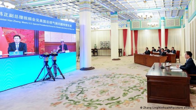 Đặc phái viên của Mỹ về biến đổi khí hậu, John Kerry nói chuyện với quan chức Trung Quốc. Ảnh: DPA