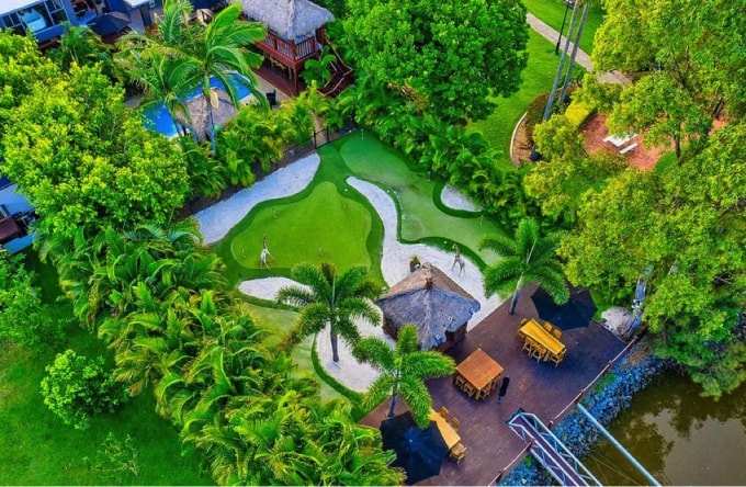 Quang cảnh sân gôn 14 lỗ - một phần của khu nghỉ dưỡng Helensvale (Nguồn: Amir Prestigen Photo).