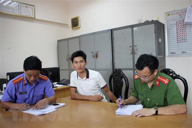 Đối tượng Vàng A Bông (giữa) tại cơ quan điều tra. Ảnh: TTXVN