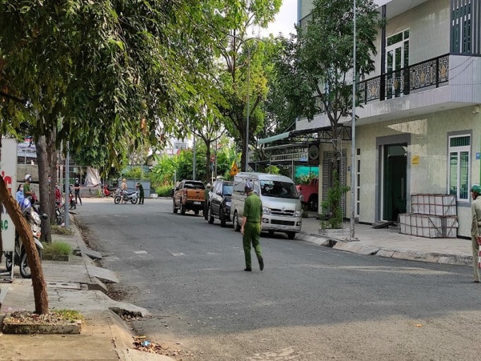 Lực lượng chức năng khám xét nhà của Hữu Danh ở TP Tân An (Long An). Ảnh: TL