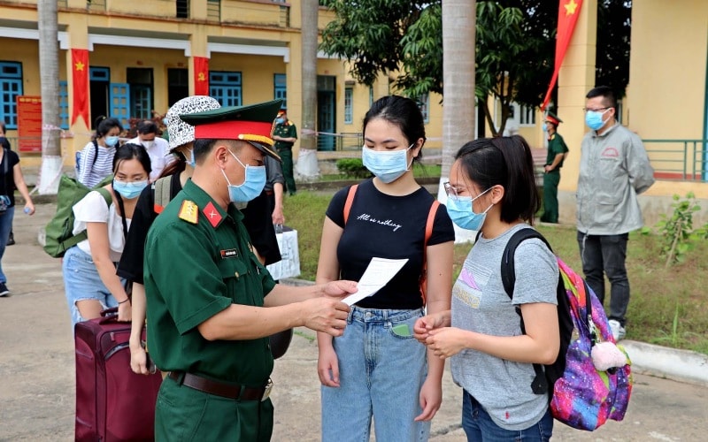62 công dân từ Mỹ về Việt Nam đã được Bộ Chỉ huy quân sự và Sở Y tế tỉnh Hòa Bình đã trao giấy chứng nhận hoàn thành cách ly y tế tập trung phòng, chống dịch Covid-19. Ảnh: TL