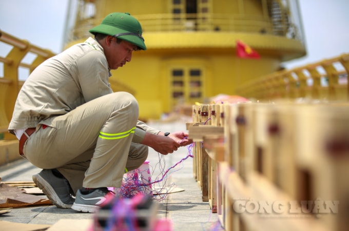 Những dàn pháo từ tầm thấp, trung, cao được lực lượng chức năng lắp đặt rất cẩn thận trước giờ khai hỏa.