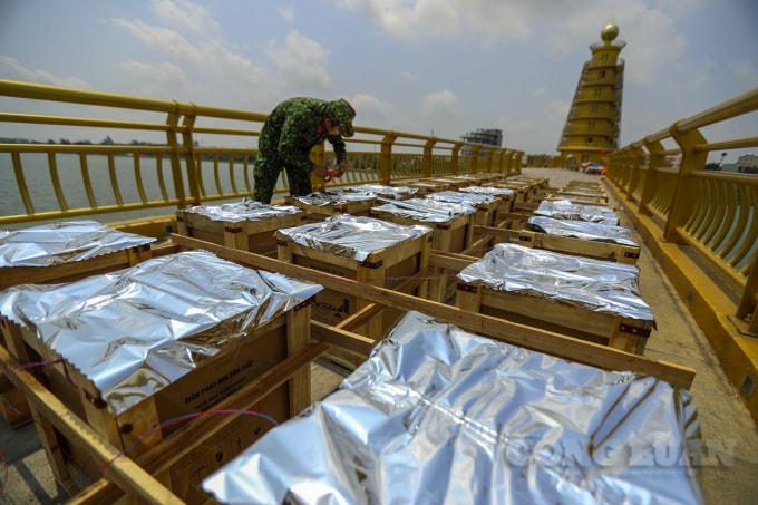 Ghi nhận của PV vào trưa ngày 20/3 (tức mùng 9/3 âm lịch), tại khu vực hồ Công viên Văn Lang, lực lượng chức năng tỉnh Phú Thọ lực lượng chức năng đang khẩn trương lắp đặt các thiết bị, tạo nên một trận địa pháo hoa.
