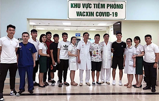 Tiền vệ Quang Hải và các thành viên CLB Hà Nội hoàn tất tiêm vắc xin Covid-19. Ảnh: VFF