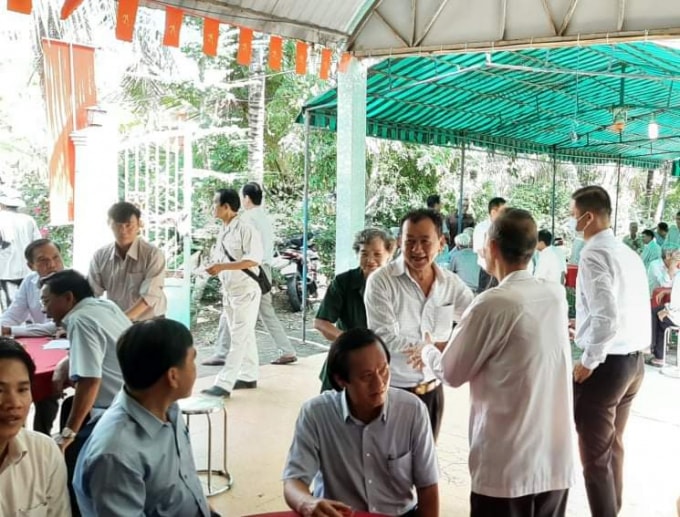 Ông Khanh mặc áo trắng đứng bắt tay (thứ 3) từ phải qua.