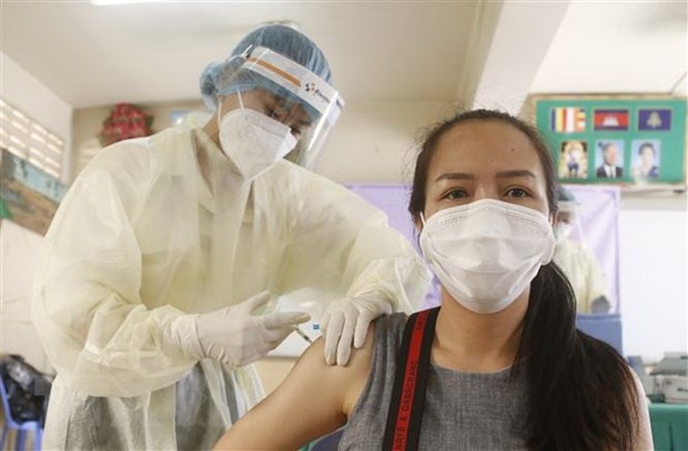 Tiêm vaccine phòng COVID-19 cho người dân tại Phnom Penh, Campuchia. Ảnh: THX